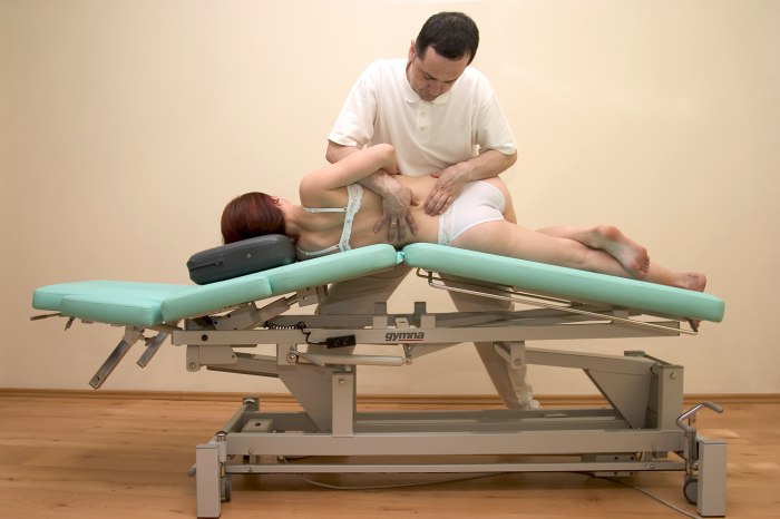 Terapeuta podczas zabiegu terapii manualnej